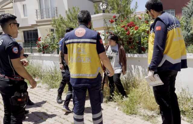 Aksaray'da Bıçaklı İntihar Girişiminde Bulunan Kadın Polis ve Gazetecileri Kovaladı Aksaray'da Bıçaklı İntihar Girişiminde Bulunan Kadın Polis ve Gazetecileri Kovaladı