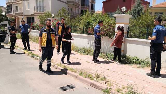 Aksaray'da Bıçaklı İntihar Girişiminde Bulunan Kadın Polis ve Gazetecileri Kovaladı Aksaray'da Bıçaklı İntihar Girişiminde Bulunan Kadın Polis ve Gazetecileri Kovaladı