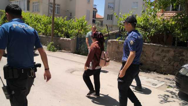 Aksaray'da Bıçaklı İntihar Girişiminde Bulunan Kadın Polis ve Gazetecileri Kovaladı Aksaray'da Bıçaklı İntihar Girişiminde Bulunan Kadın Polis ve Gazetecileri Kovaladı