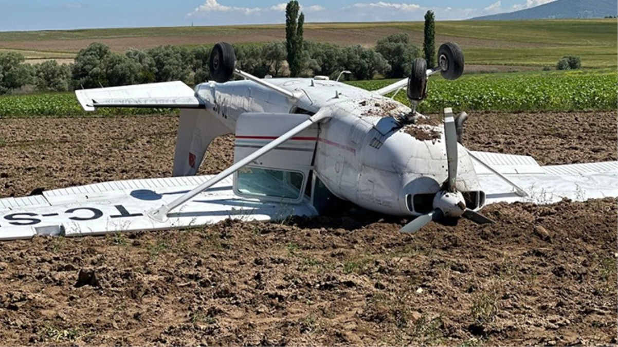 Aksaray\'da eğitim uçağının boş araziye düştüğü kazada 2 pilot yara almadan kurtuldu