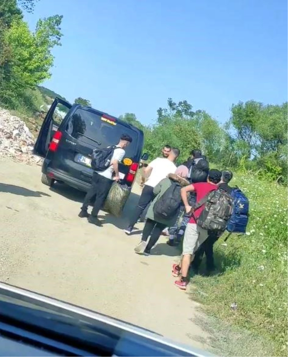 Arnavutköy\'de 8 Mülteci VİP Taksilerle Ormanlık Alana Bırakıldı
