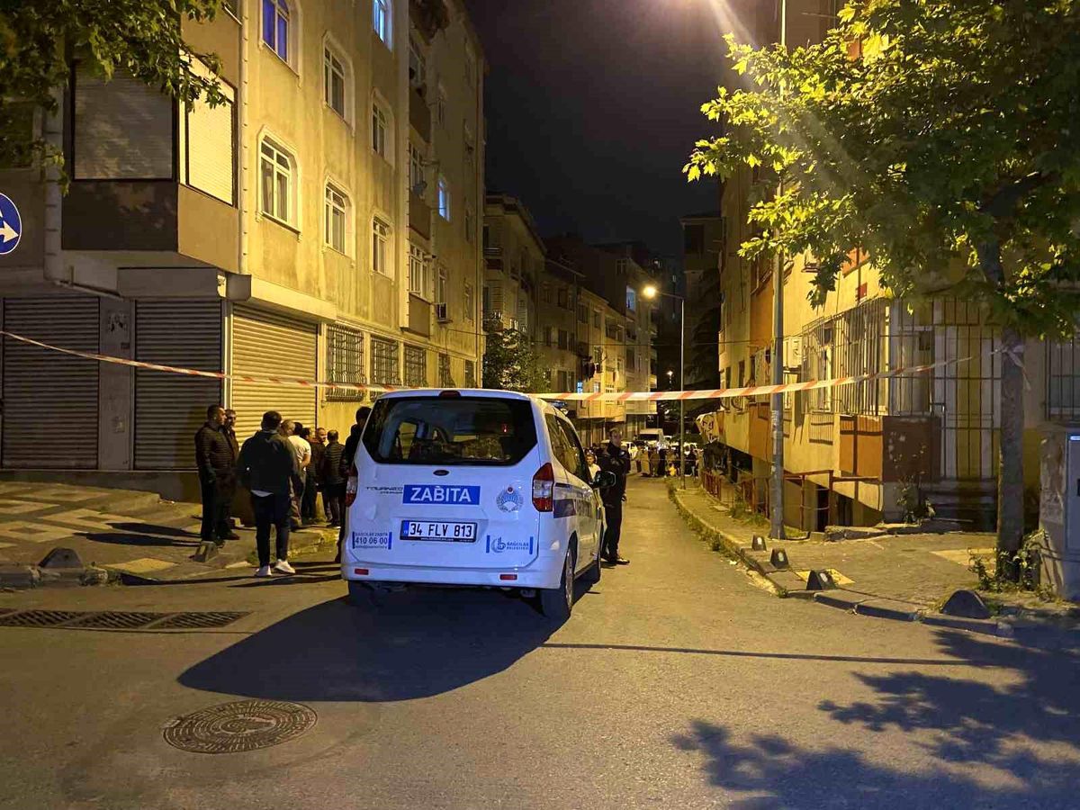 Bağcılar\'da İnşaat Alanında Toprak Kayması: Bitişikteki 6 Katlı Bina Boşaltıldı
