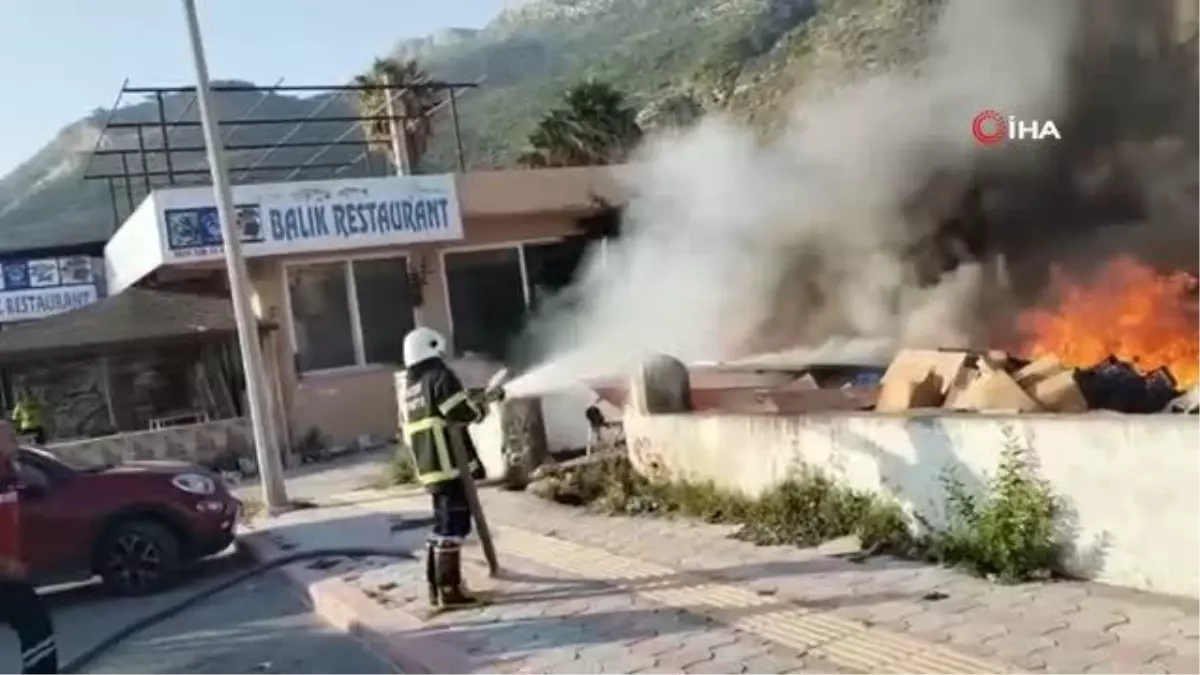 Hatay\'da çöp yangını tekneyi yaktı