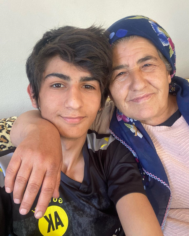 Depremde hayatını kaybeden Taha Duymaz'ın annesi de fenomen oluyor