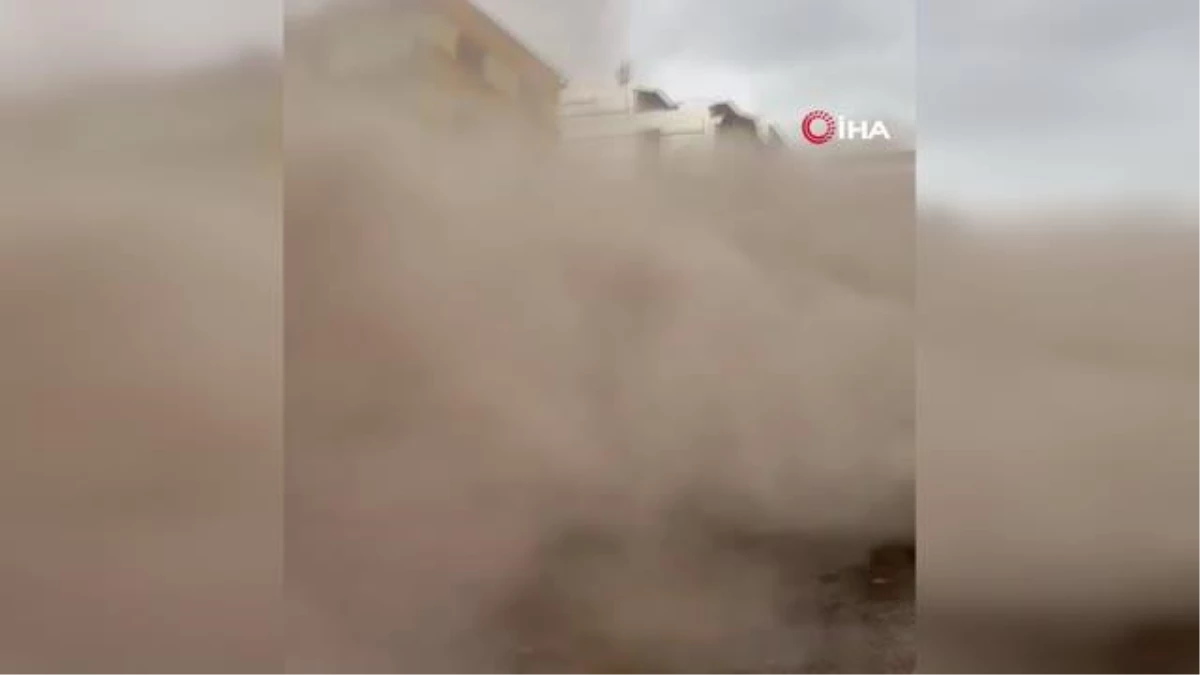 Elazığ\'da ağır hasarlı bina yıkım esnasında çöktü