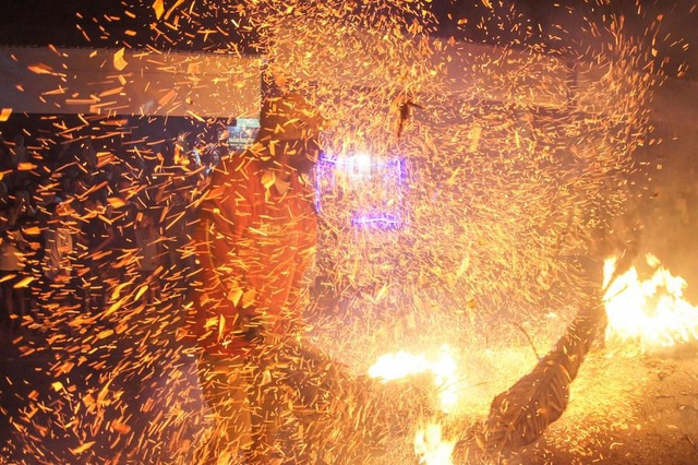Endonezya'daki Geleneksel Meşale Savaşı Renkli Görüntülere Sahne Oldu