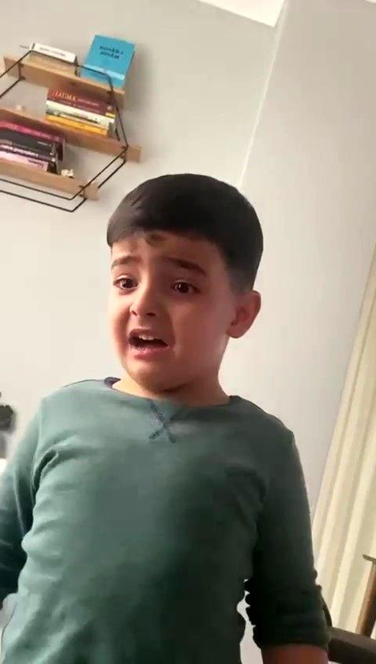 Sultanbeyli\'de bir baba, oğluna \'Erdoğan kaybediyor\' şakası yapınca çocuk ağladı