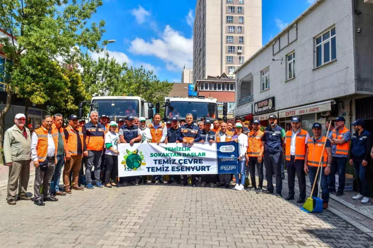 Esenyurt Belediye Başkanı Dünya Çevre Günü\'nde sokakları süpürdü