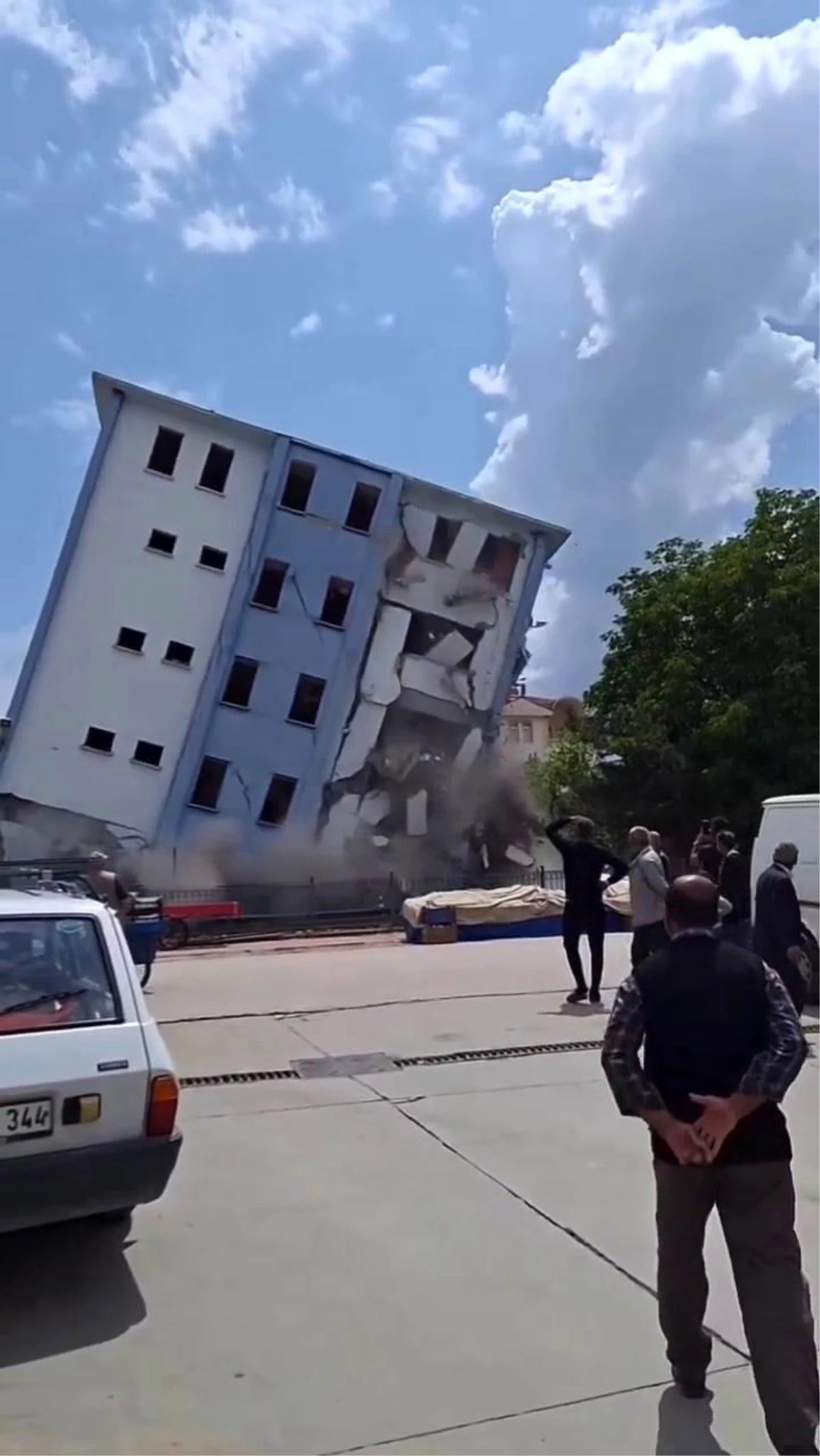 Tokat\'ta Emniyet Müdürlüğü binası kontrollü şekilde yıkıldı