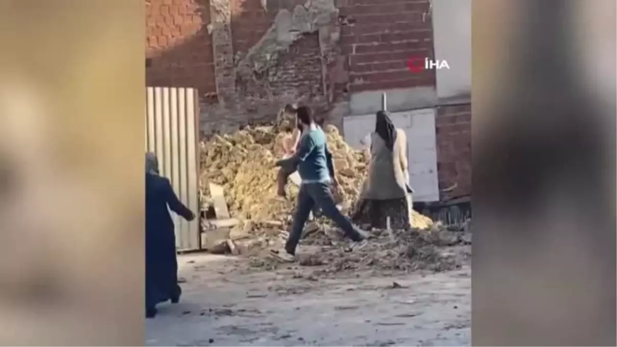 Fatih\'te sapanlı, sopalı kavga kamerada: 7 yaralı