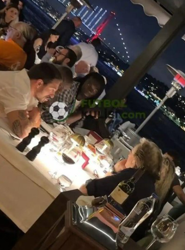 Fenerbahçe taraftarı öfkeden deliye döndü! Jorge Jesus, derbi gecesi Galatasaraylı yıldızla yemek yerken görüntülendi