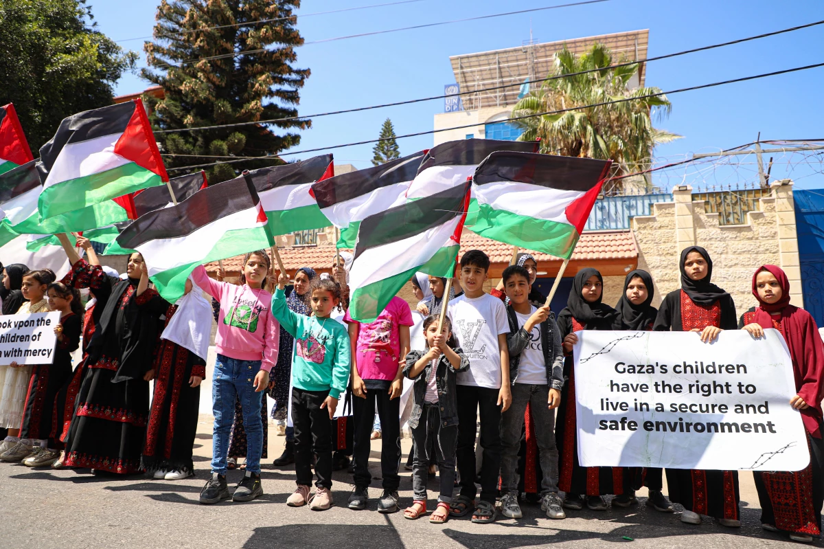 Gazze\'deki çocuklar, BM\'nin insani yardımı durdurma kararını protesto etti