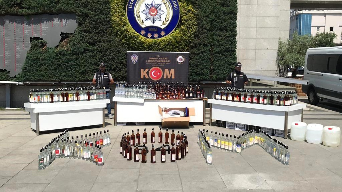 İstanbul\'da Sahte İçki Operasyonu: 2 Bin 326 Şişe İçki ve 1 Ton 75 Litre Alkollü Sıvı Ele Geçirildi
