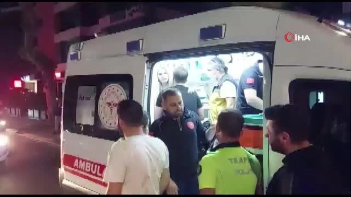 Kadıköy\'de Kontrolden Çıkan Araç Kaldırımdaki Ağaca Çarptı: 1 Yaralı