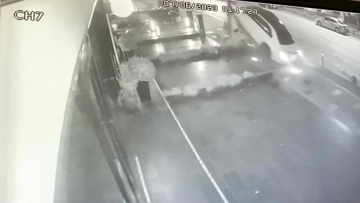 Kadıköy\'de Lüks Otomobil Kontrolden Çıkarak Kaza Yaptı