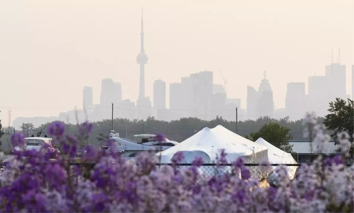 Kanada\'nın Quebec Eyaletinde Çıkan Orman Yangınlarının Dumanı Toronto\'ya Ulaştı