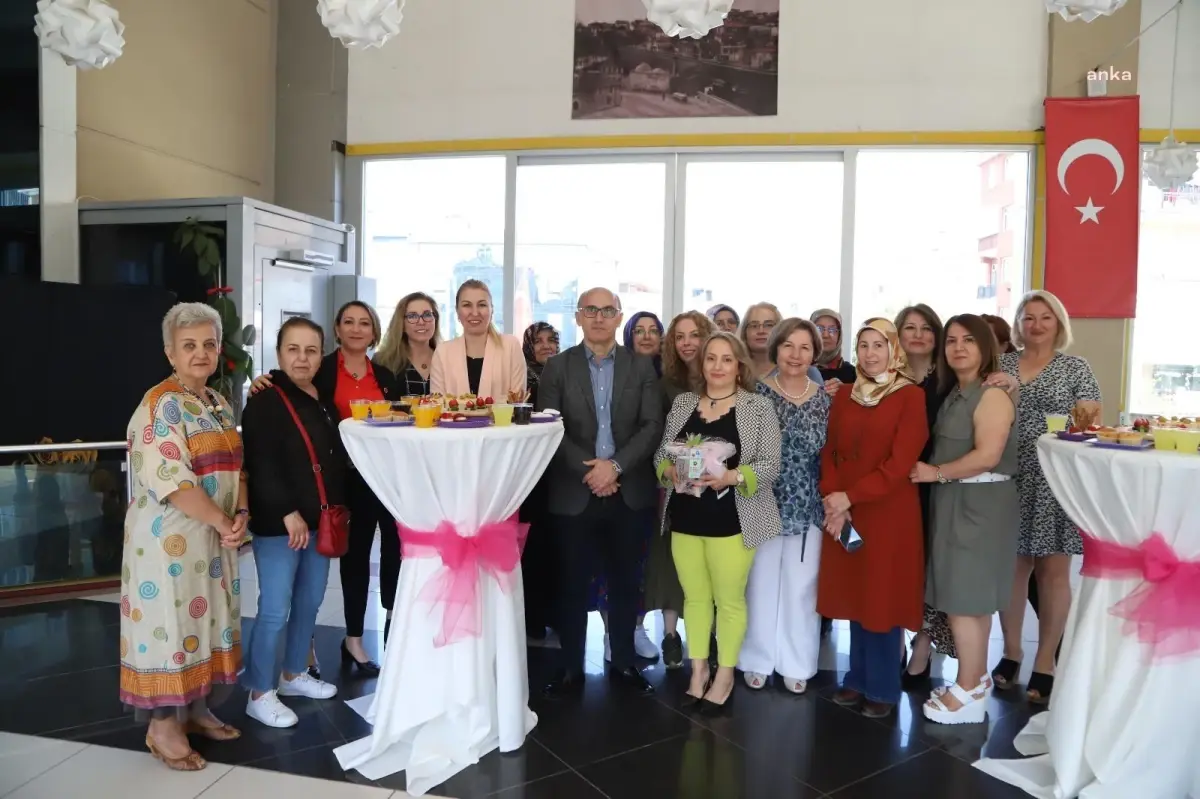 Kartal Belediyesi\'nde Ahşap Boyama Atölyesi öğrencilerinin \'Retro Sanat\' sergisi açıldı