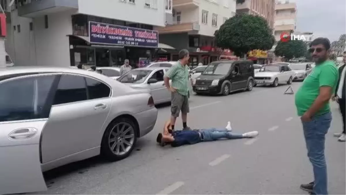 Antalya\'da motosiklet kazasında yaralanan sürücüye olay yerindeki doktor müdahale etti