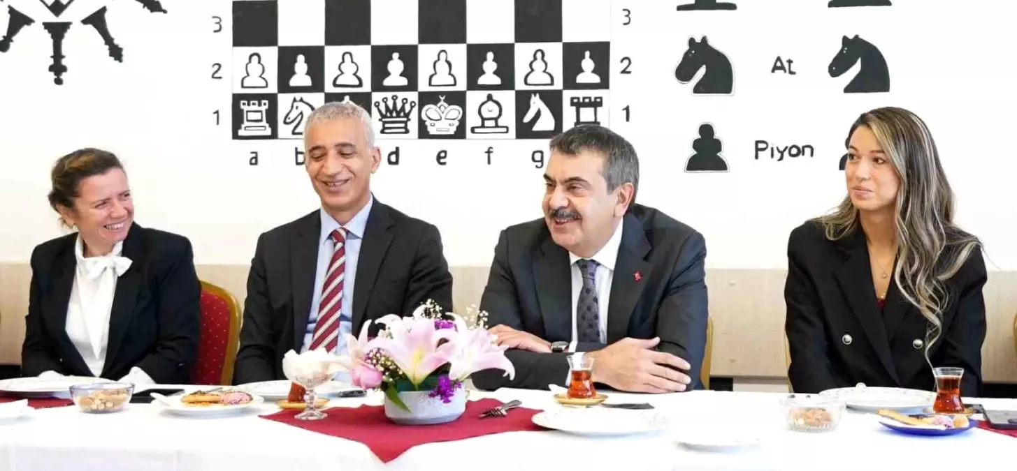 Milli Eğitim Bakanı Yusuf Tekin, alacakları kararlarda öğretmenlerin görüşlerini dikkate alacak