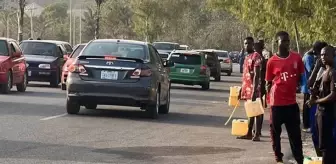 Nijerya'da yükselen akaryakıt fiyatları kamu çalışanlarının çalışma süresini düşürdü