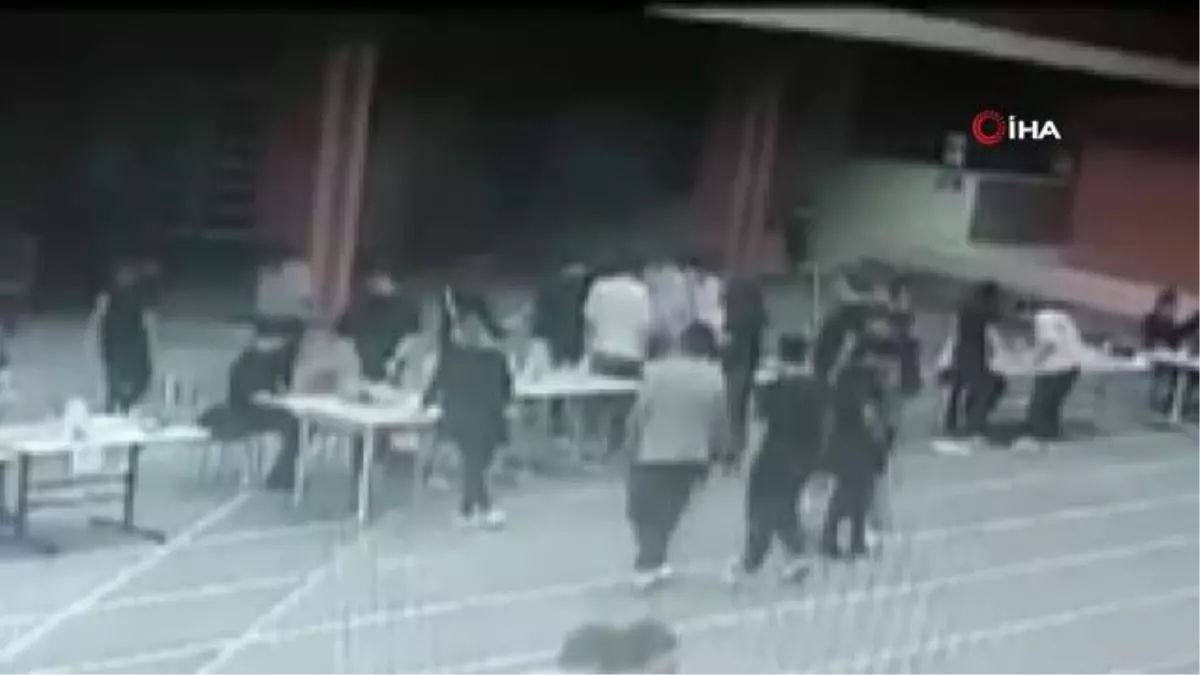 Küçükçekmece\'de okuldaki deneyde patlama anı kamerada