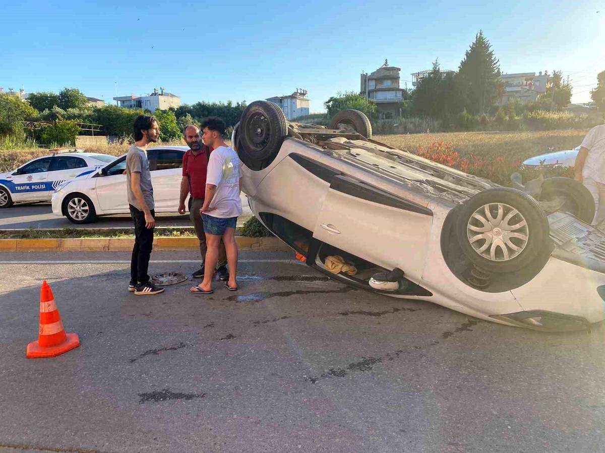Antalya\'da Trafik Kazası: Otomobil Refüje Çarptı