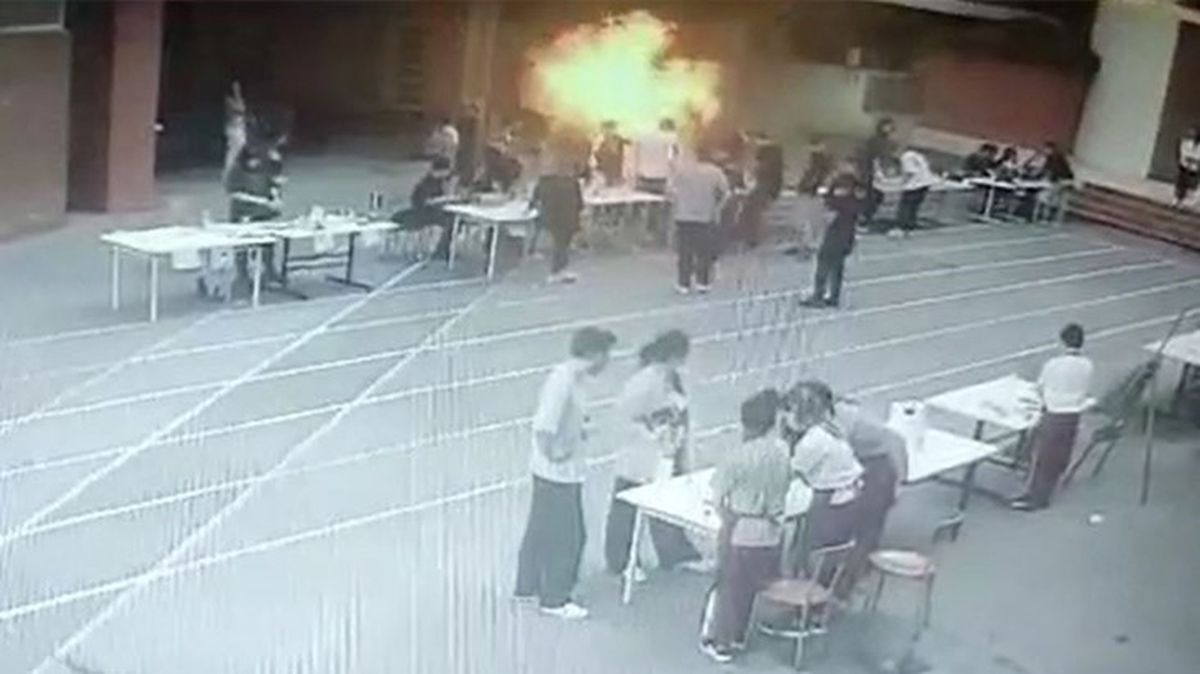 Özel okulda deney esnasında meydana gelen patlama anına ilişkin görüntüler güvenlik kamerasında