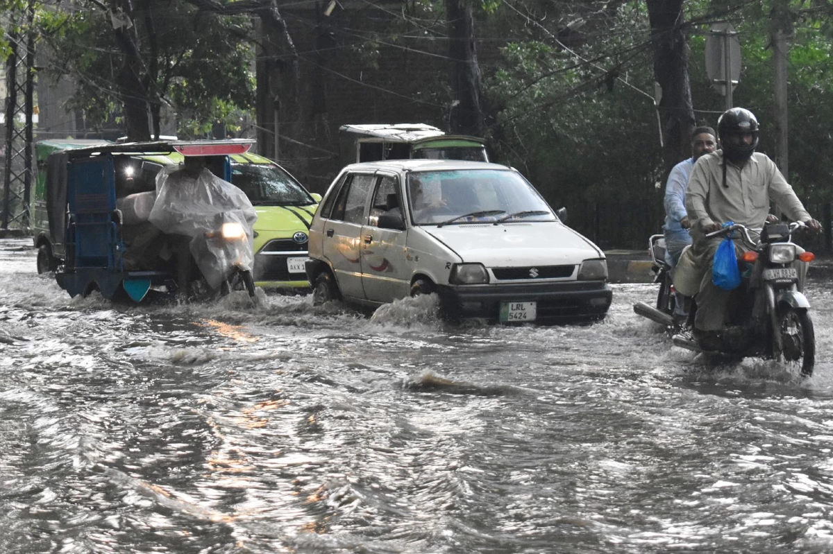 Pakistan\'da Şiddetli Yağmur, Sel Baskınına Yol Açtı
