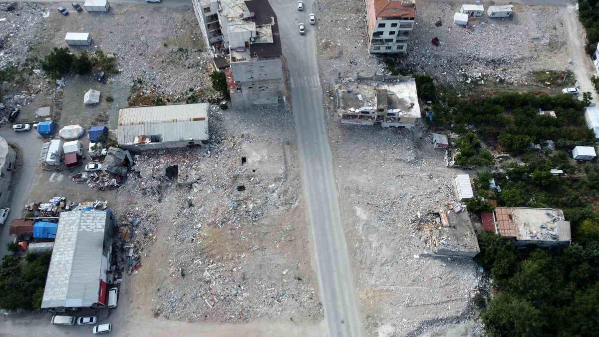 Hatay\'ın Samandağ ilçesinde depremin yıkıcı etkisi: Boş meydanları andıran görüntüler