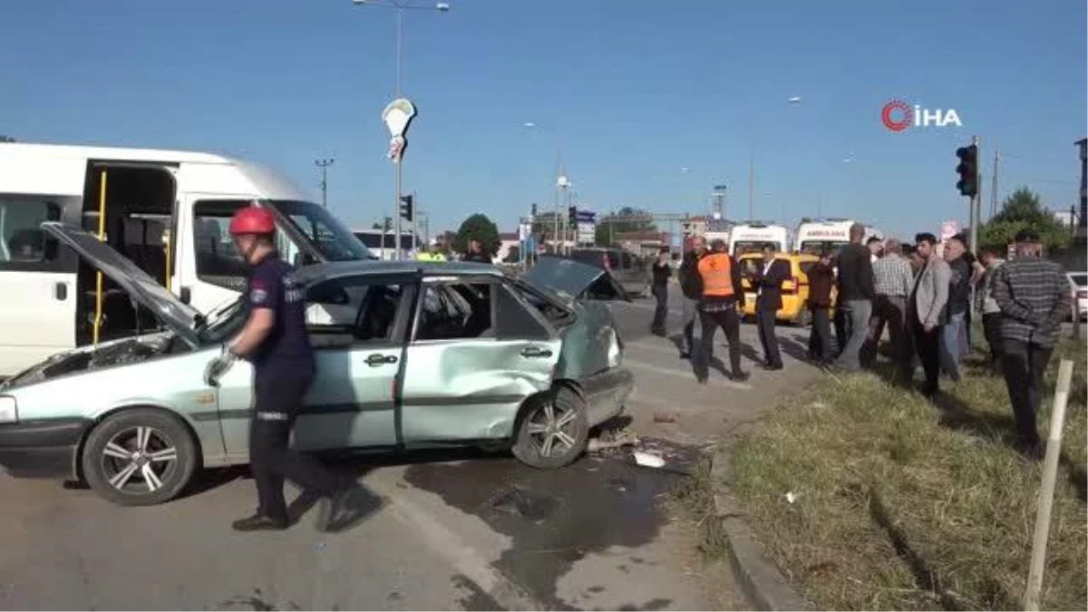 Samsun\'da minibüs kavşakta iki araca çarptı: 7 yaralı