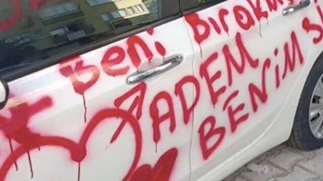 Saplantılı genç lastiklerini patlattığı otomobili adeta aşk mektubuna çevirdi