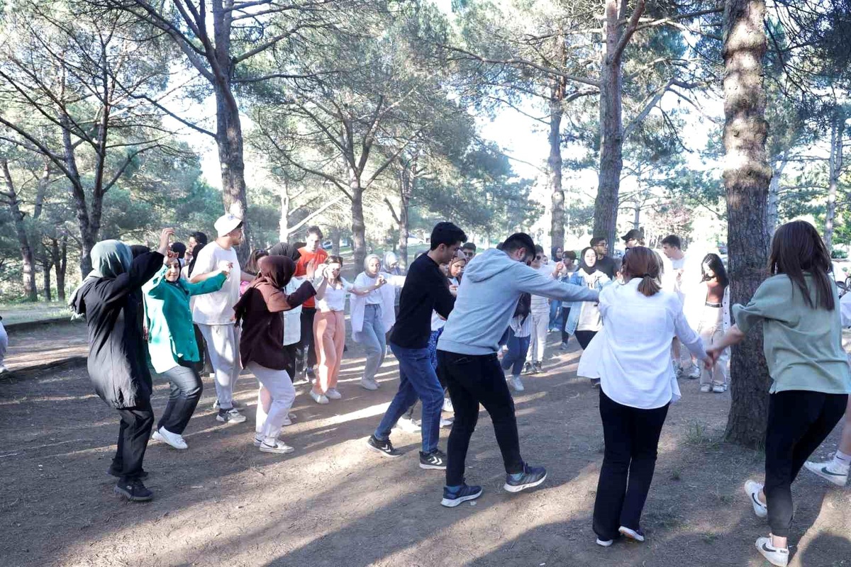 Sultangazi Belediyesi Eğitime Destek Akademisi öğrencileri YKS öncesi piknikte moral depoladı