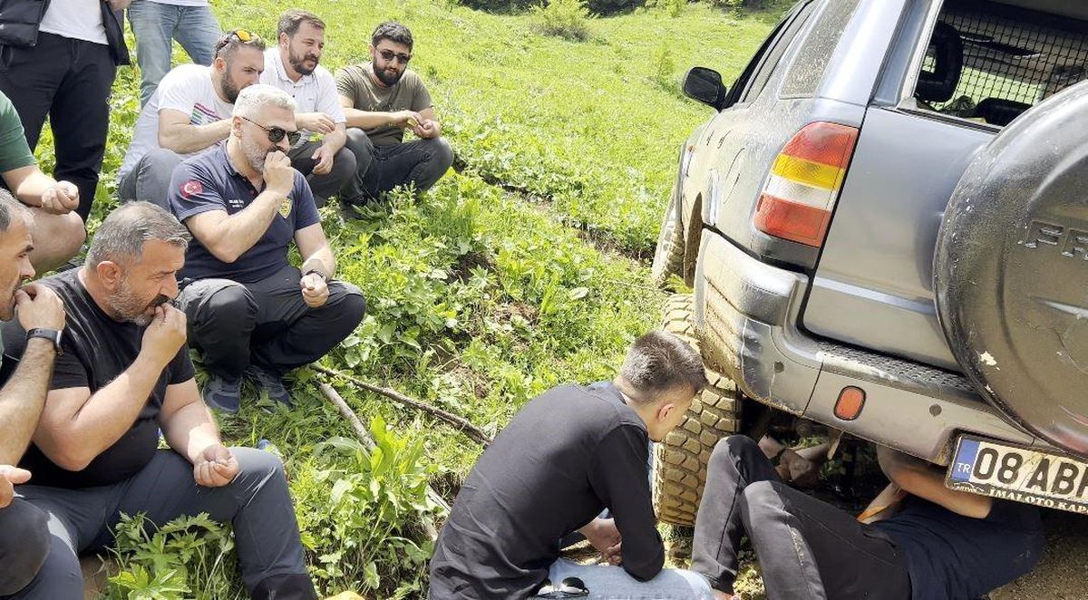 Artvin Offroad Kulübü Üyeleri Yolda Kalan Arkadaşlarını Çekirdek Çitleyerek İzledi