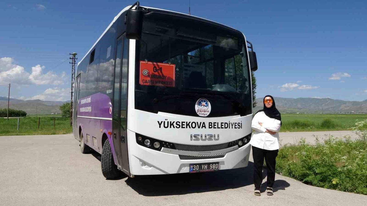 Yüksekova Belediyesi\'nde ilk kadın otobüs şoförü göreve başladı