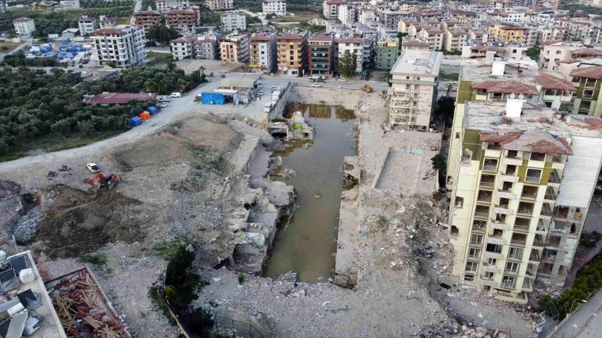 Antakya\'da depremde yıkılan Rönesans Rezidans\'ın enkazı suyla kaplandı