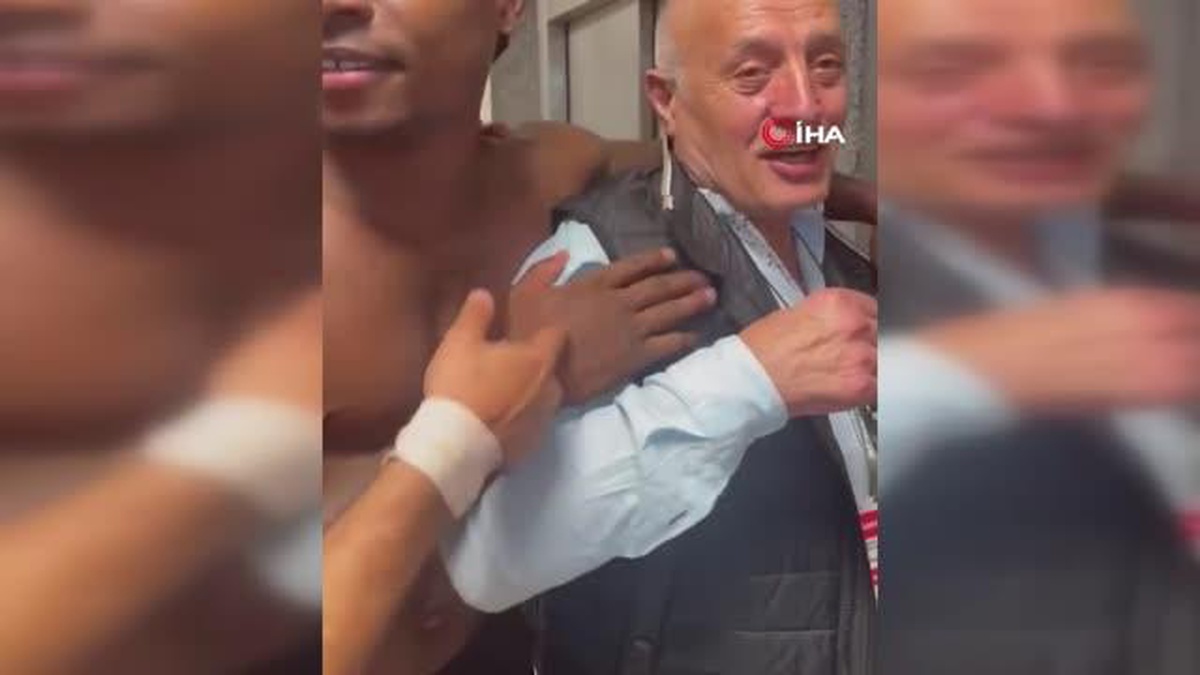 İstanbulsporlu futbolcular ligde kalmayı başkanla kutladı