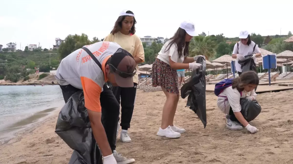 Seferihisarlı Çevre Gönüllüleri Büyük Akkum Plajında Temizlik Yaptı