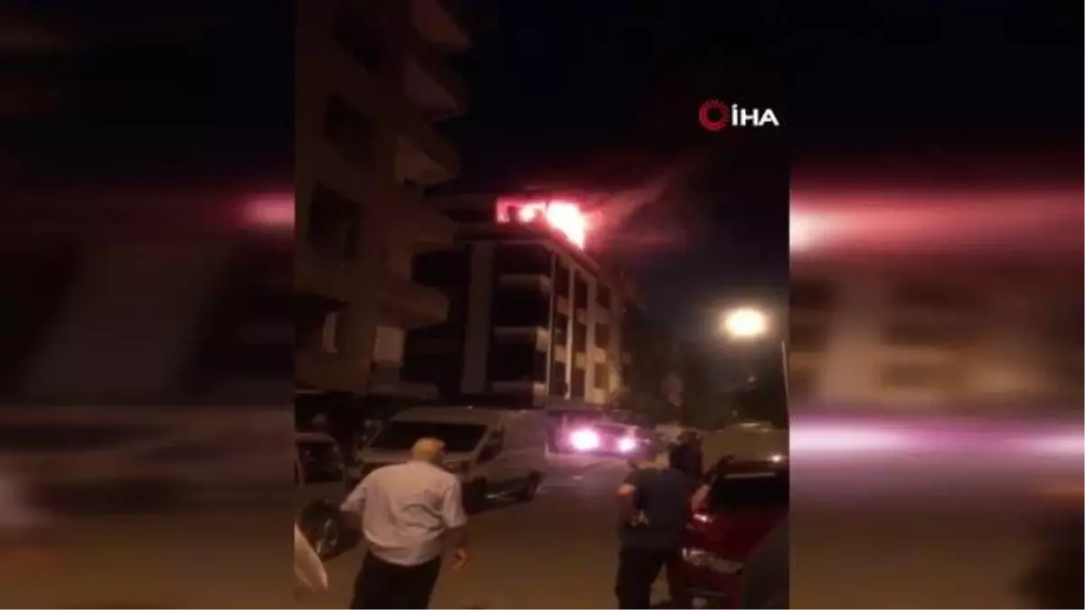 Sultangazi\'de 4 Katlı Binanın Çatı Katı Alev Alev Yandı