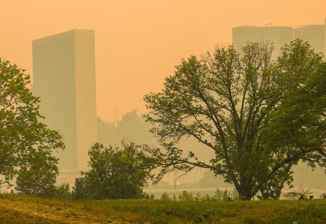 Yangından çıkan dumanlar New York'u kırmızıya çevirdi! Milyonlarca kişi nefes almakta zorlanıyor