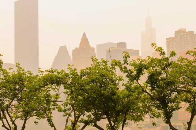 Yangından çıkan dumanlar New York'u kırmızıya çevirdi! Milyonlarca kişi nefes almakta zorlanıyor