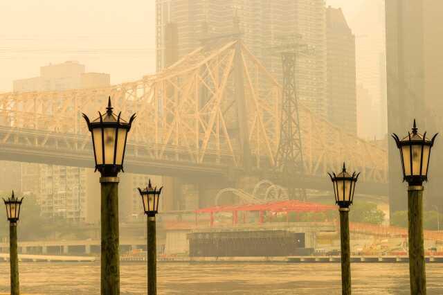 Yangından çıkan dumanlar New York'u kırmızıya çevirdi! Milyonlarca kişi nefes almakta zorlanıyor
