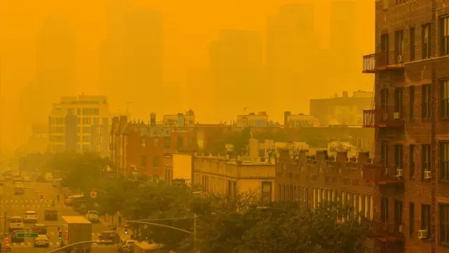 Yangından çıkan dumanlar New York''u kırmızıya çevirdi! Milyonlarca kişi nefes almakta zorlanıyor