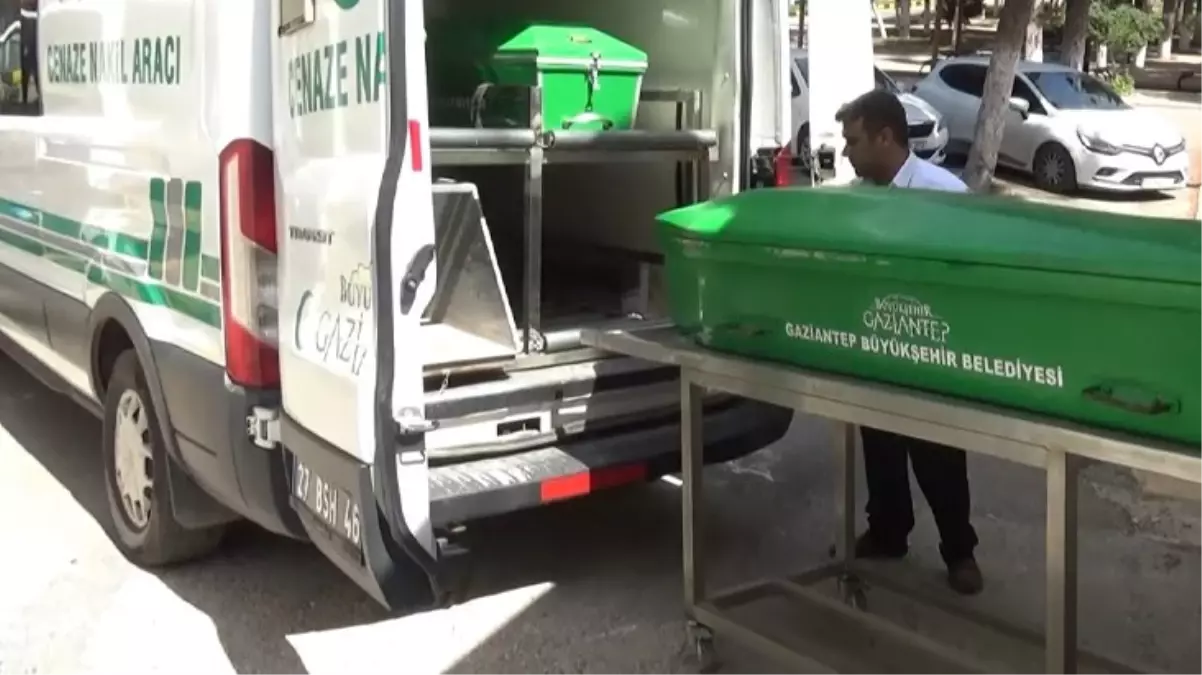 Gaziantep\'te yasak aşk cinayeti! Kayınbiraderini boğazını keserek öldürdü, kanlı elbiseleriyle kaçmaya çalışırken yakalandı