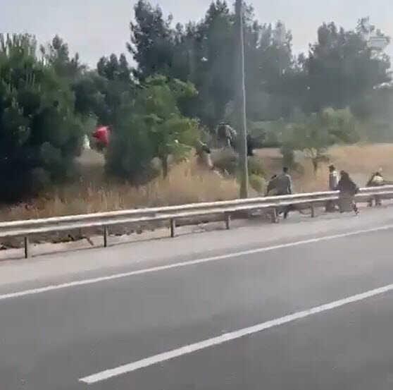 Yer: İzmir! Yangın çıkan minibüsten atlayan onlarca göçmen ormana kaçtı