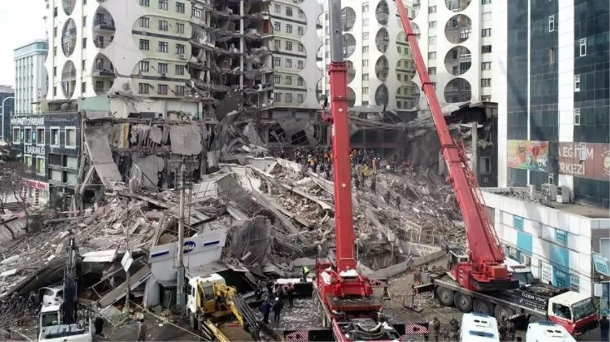 89 kişiye mezar olan Galeria Sitesi\'nin sahipleri aynı yere yeniden bina dikilmesini isterken, uzmanlardan "zemin" uyarısı geldi