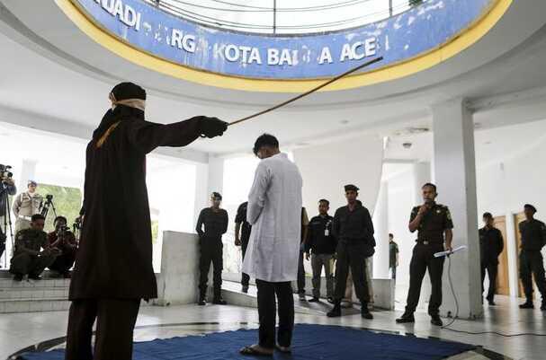 Arabada öpüşürken yakalanan çift onlarca kişi içinde kırbaçlanarak cezalandırıldı Arabada öpüşürken yakalanan çift onlarca kişi içinde kırbaçlanarak cezalandırıldı