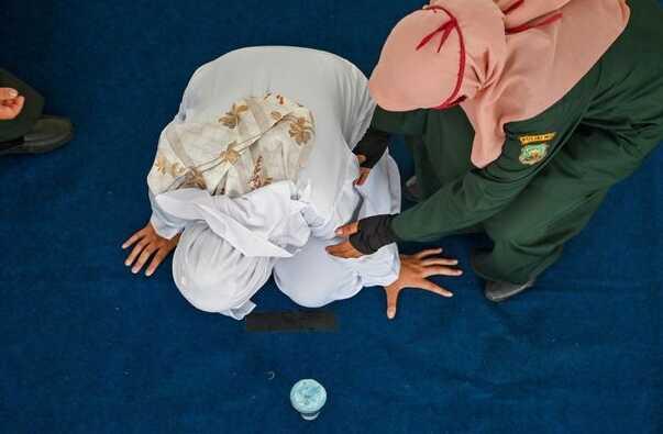 Arabada öpüşürken yakalanan çift onlarca kişi içinde kırbaçlanarak cezalandırıldı Arabada öpüşürken yakalanan çift onlarca kişi içinde kırbaçlanarak cezalandırıldı