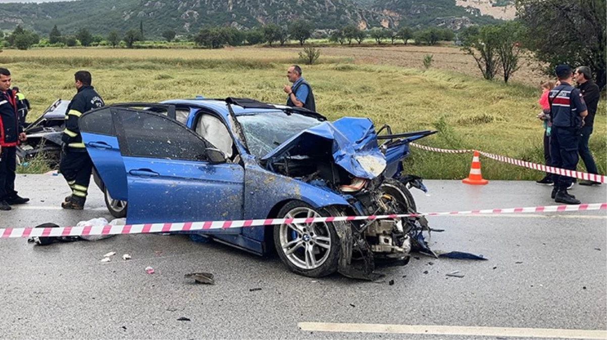 Burdur\'da iki otomobilin çarpıştığı kazada 5 kişi ölürken 5 kişide yaralandı