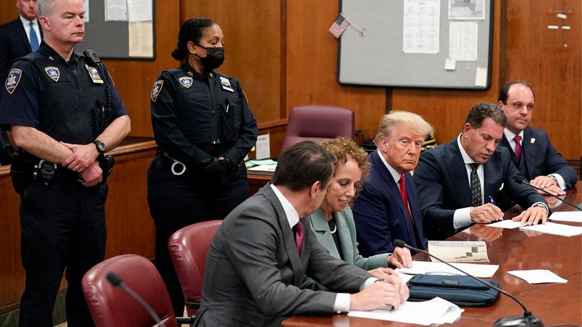 Trump, sınıflandırılmış belgeleri ele almakla suçlandı