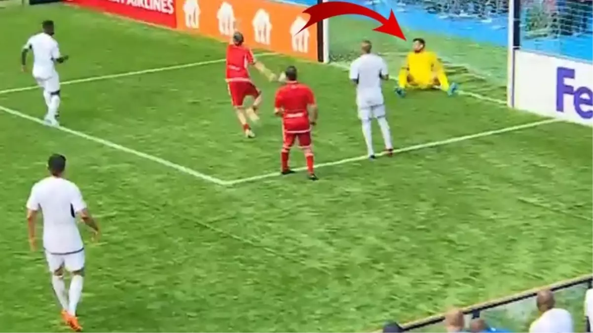 Volkan Demirel\'in müthiş kurtarışı efsaneler maçına damga vurdu! Akıllara eski performansları getirdi